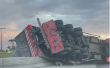 Içara: motorista é encaminhado ao hospital após caminhão tombar na BR-101 (Vídeo)