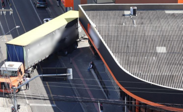 Caminhão provoca quase uma hora de lentidão após manobra irregular em Criciúma