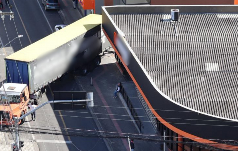 Caminhão provoca quase uma hora de lentidão após manobra irregular em Criciúma