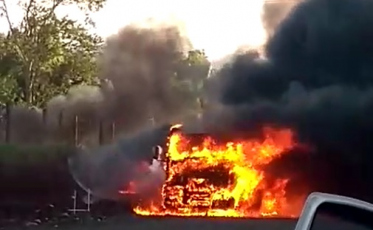 Caminhão carregado com piche pega fogo em Forquilhinha (VÍDEO)