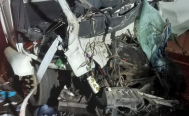 Motorista fica preso às ferragens após colisão entre dois caminhões na BR-101