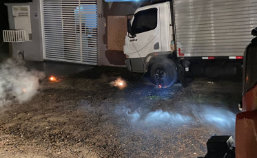 Fio de alta-tensão cai sobre veículo e causa incêndio em Araranguá