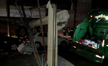 Caminhão de lixo colide com poste de energia em Içara