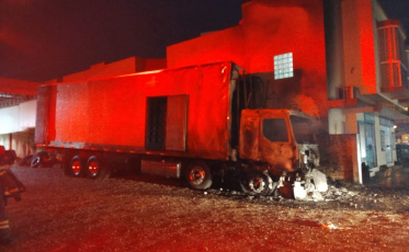 Incêndio consome parcialmente caminhão em Praia Grande
