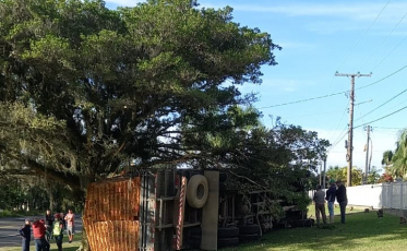 Sem freio, caminhão sai da pista e tomba em Cocal do Sul (VÍDEOS)