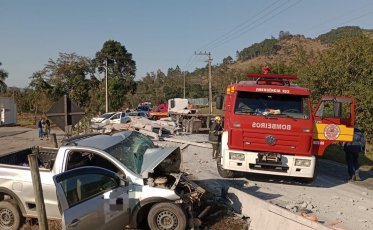 Após cair do caminhão, blocos de concreto atingem três carros em Tubarão
