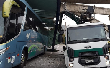Caminhão derruba parte do Terminal Urbano de Florianópolis