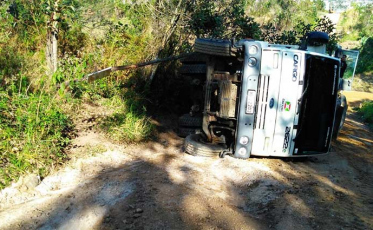 Caminhão da prefeitura tomba no Bairro Santo Antônio