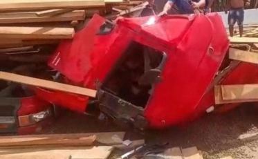 Motorista morre após carga invadir a cabine 