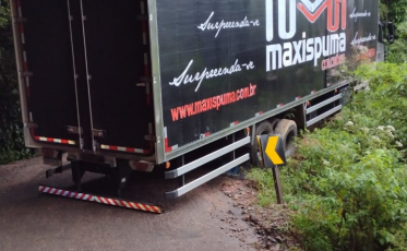 Mais um caminhão trancado na Serra do Corvo Branco