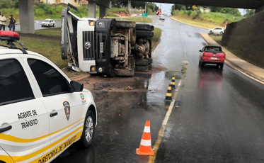 Caminhão tomba na entrada da Via Rápida