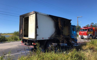 Fogo em carroceria de caminhão na BR-101