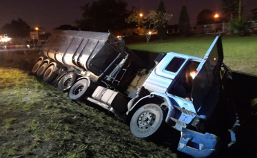 Acidente entre caminhão e carro no Anel Viário, em Criciúma