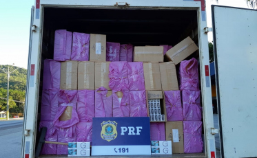 PRF apreende 125 mil maços de cigarros na BR-101
