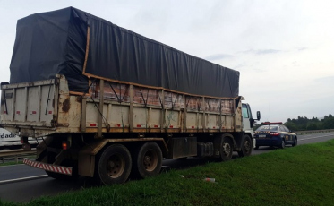 Caminhão é flagrado com 12 toneladas de excesso de peso em Criciúma