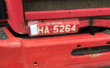 Homem é detido por tampar placa de caminhão com papel e fita adesiva