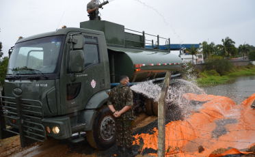 Exército ajuda no abastecimento de água em Cocal do Sul