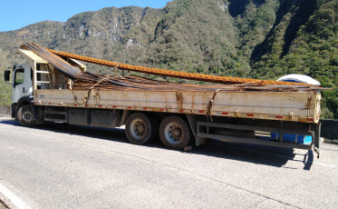 Caminhão com excesso de peso na Serra do Rio do Rastro