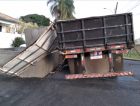 Caminhão perde aduelas em rua do Michel