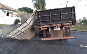 Caminhão perde aduelas em rua do Michel