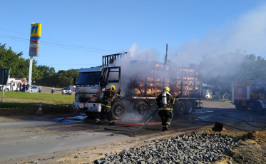 Caminhão pega fogo em Criciúma