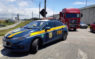 Caminhão roubado que circulava clonado é recuperado na BR-101