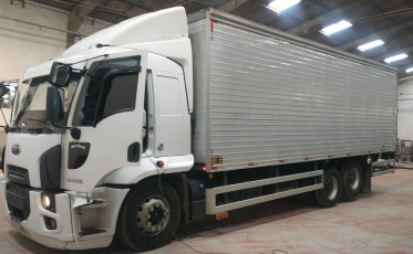 Polícia localiza caminhão roubado em Criciúma; uma pessoa foi presa