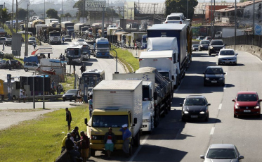 Caminhoneiros recebem auxílio com parcela dobrada