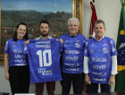 Gestores de Nova Veneza recebem camisa do Caravaggio