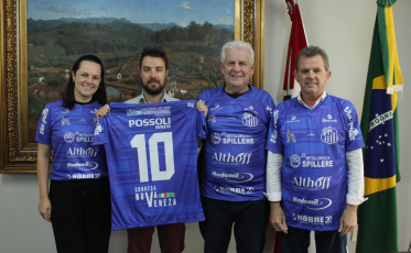 Gestores de Nova Veneza recebem camisa do Caravaggio
