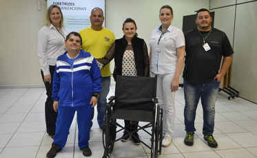 Apae de Cocal do Sul recebe cadeira de rodas por meio do Lacre Solidário
