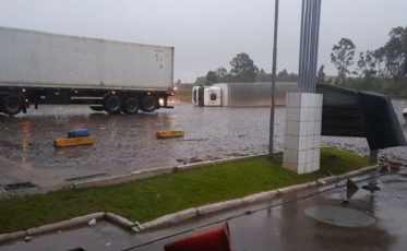 Forte temporal derruba caminhão no Oeste catarinense (VÍDEOS)