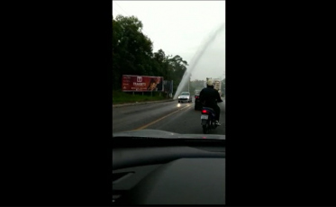 Cano estourado causa transtornos na Rodovia Luiz Rosso