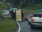 Caçamba da Prefeitura de Criciúma tomba no Anel Viário