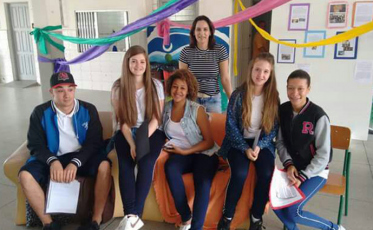 Autora com paralisia cerebral participa do Café Literário nesta terça