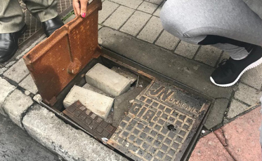 Comerciantes reclamam das calçadas do Centro e tampas quebradas