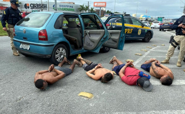 Condutor embriagado fura fiscalização, foge pelo acostamento, bate o carro e é detido pela polícia