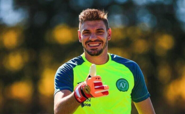 Com catapora, goleiro João Ricardo desfalca a Chape contra o Criciúma