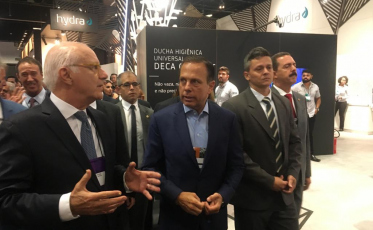 João Doria visita Expo Revestir, faz discurso em fórum e conversa com a imprensa