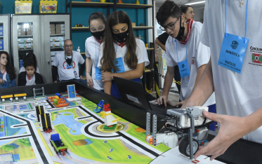 Os jovens são o futuro. Os robôs, também!