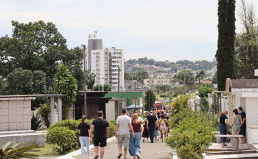((Fotos)) Finados: Cerca de 15 mil visitantes devem circular nos cemitérios de Criciúma