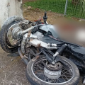 Motociclista sem capacete fica inconsciente após colidir contra poste em São João do Sul