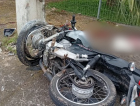 Motociclista sem capacete fica inconsciente após colidir contra poste em São João do Sul