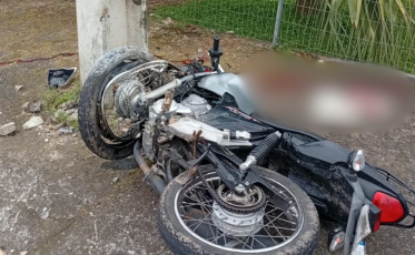 Motociclista sem capacete fica inconsciente após colidir contra poste em São João do Sul