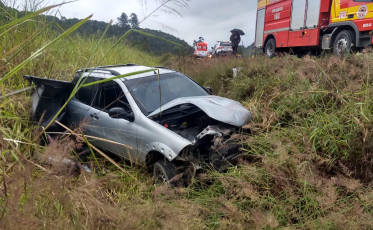 Motorista perde o controle e capota na SC-390, em Orleans