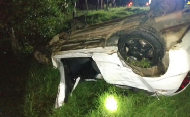 Duas pessoas ficam feridas após capotamento de veículo