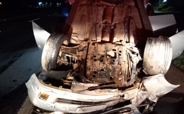 Acidente com capotamento deixa mulher ferida na BR-101