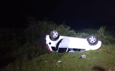 Duas pessoas ficam feridas após capotamento em Criciúma