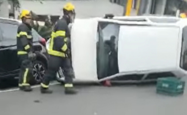 Veículo capota no Centro de Criciúma (VÍDEO)