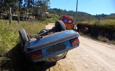 Urussanga: Motorista é hospitalizado após capotar o veículo